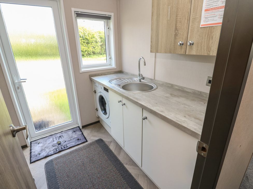 A laundry room with a sink and washing machine at Lodge 52 in Richmond