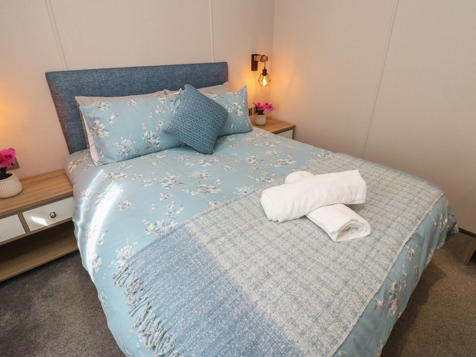 A bedroom with a bed and bedside table at Lodge 52 in Richmond