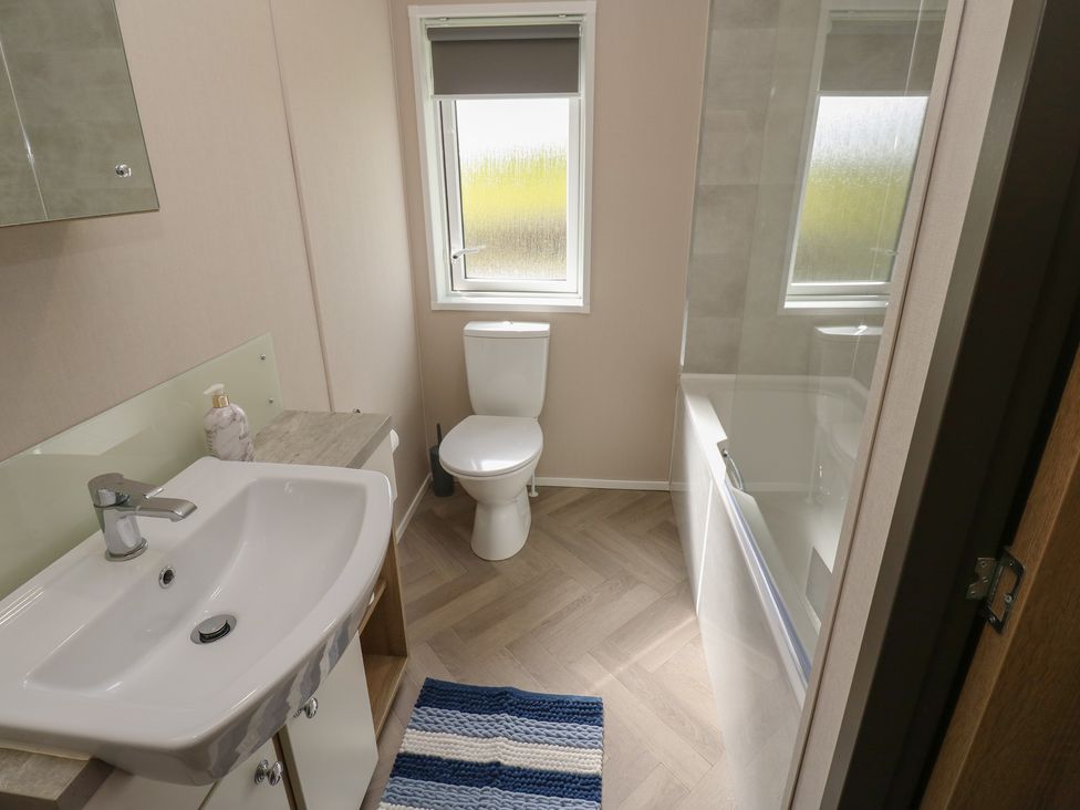 A bathroom with a sink and bathtub at Lodge 52 in Richmond