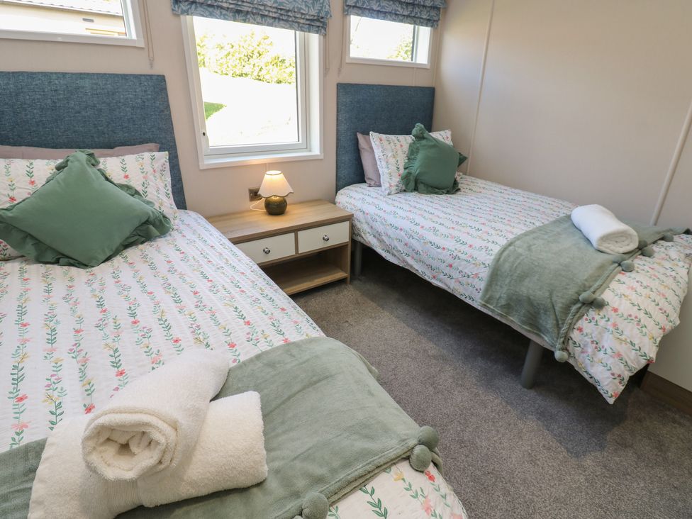 A bedroom with two beds and a nightstand at Lodge 52 in Richmond