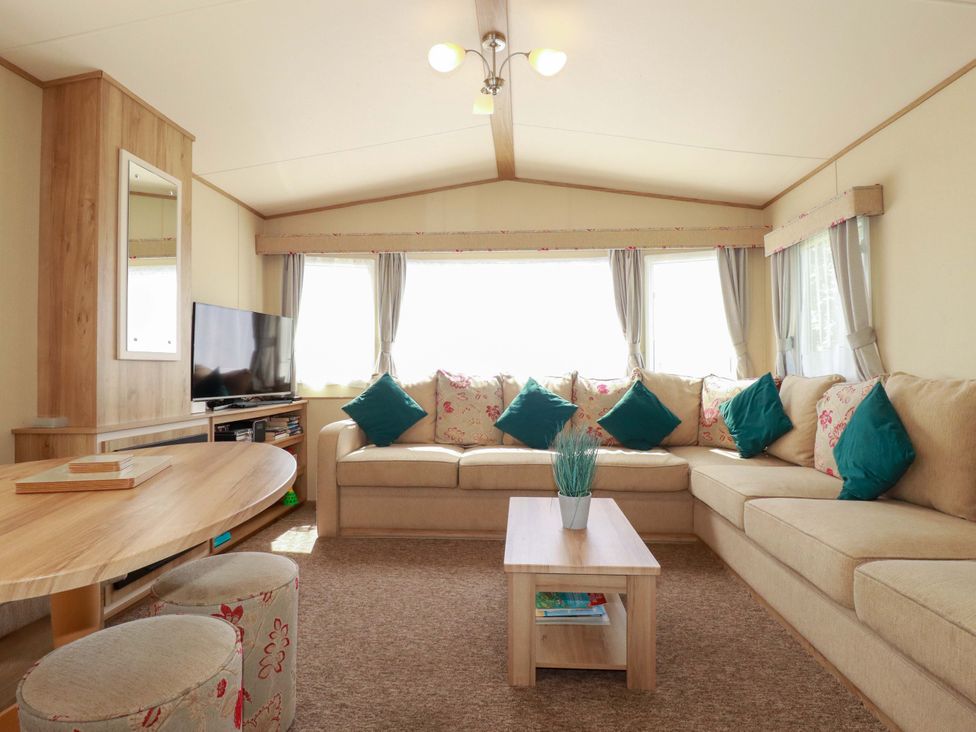 A living room with a sofa and coffee table at The Oakley in Par