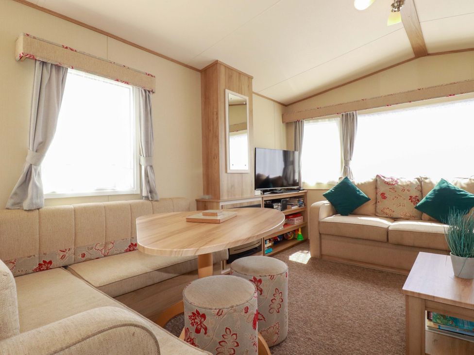 A living room with a sofa and table at The Oakley in Par