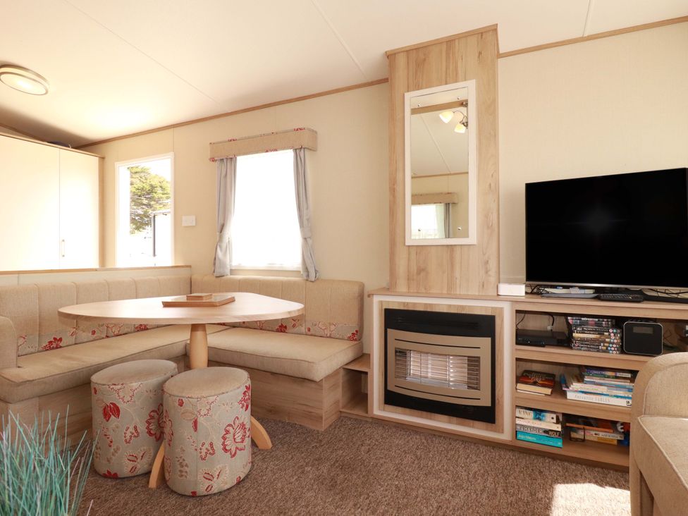 A living room with a table and sofa at The Oakley in Par