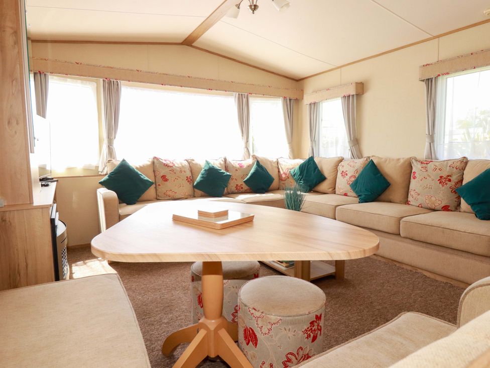 A living room with a sofa and coffee table at The Oakley in Par