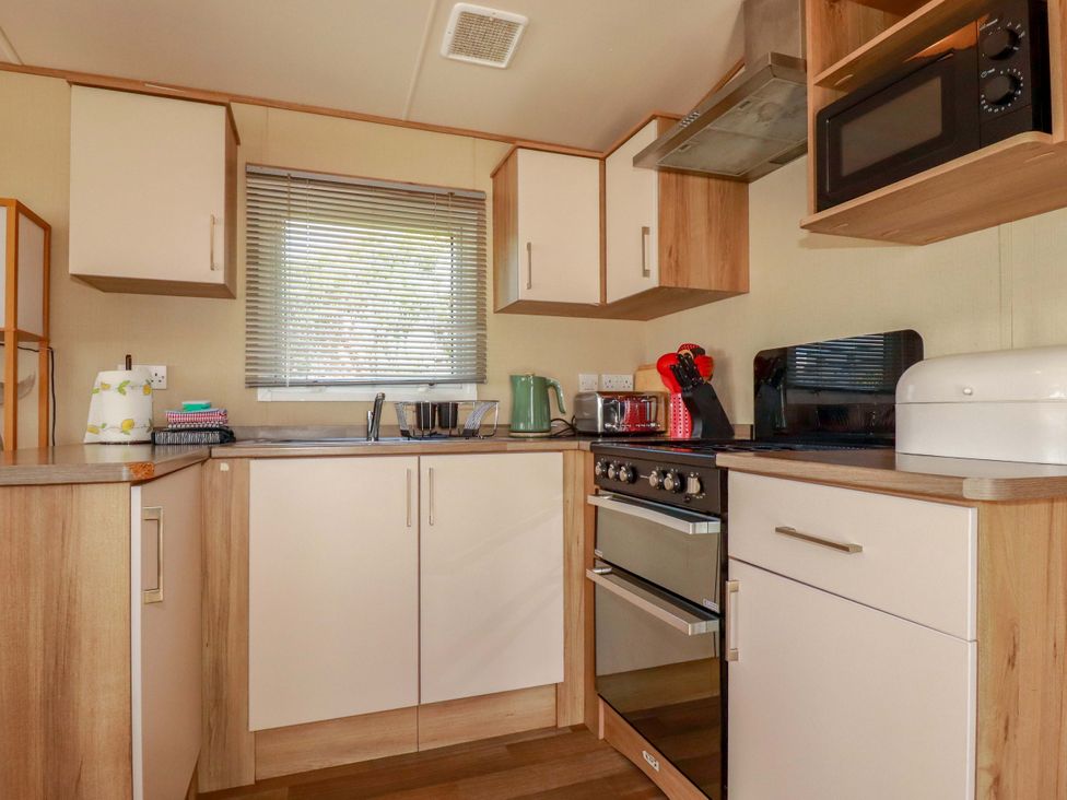 A kitchen with appliances and storage at The Oakley in Par