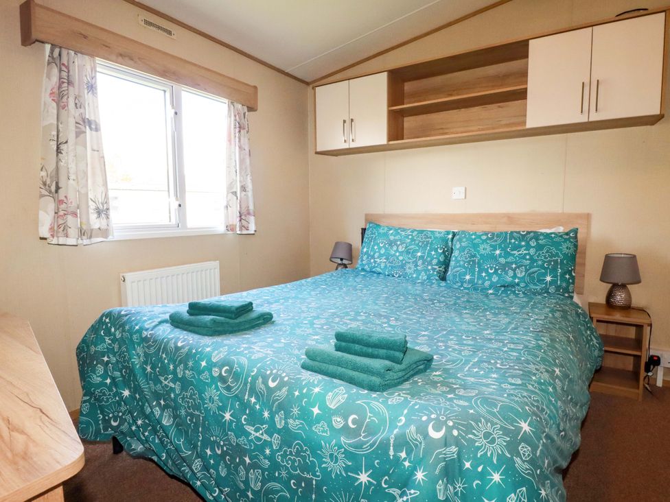 A bedroom with a bed and shelves at The Oakley in Par