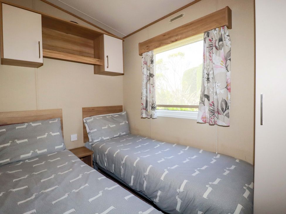 A bedroom with two beds and a window at The Oakley in Par