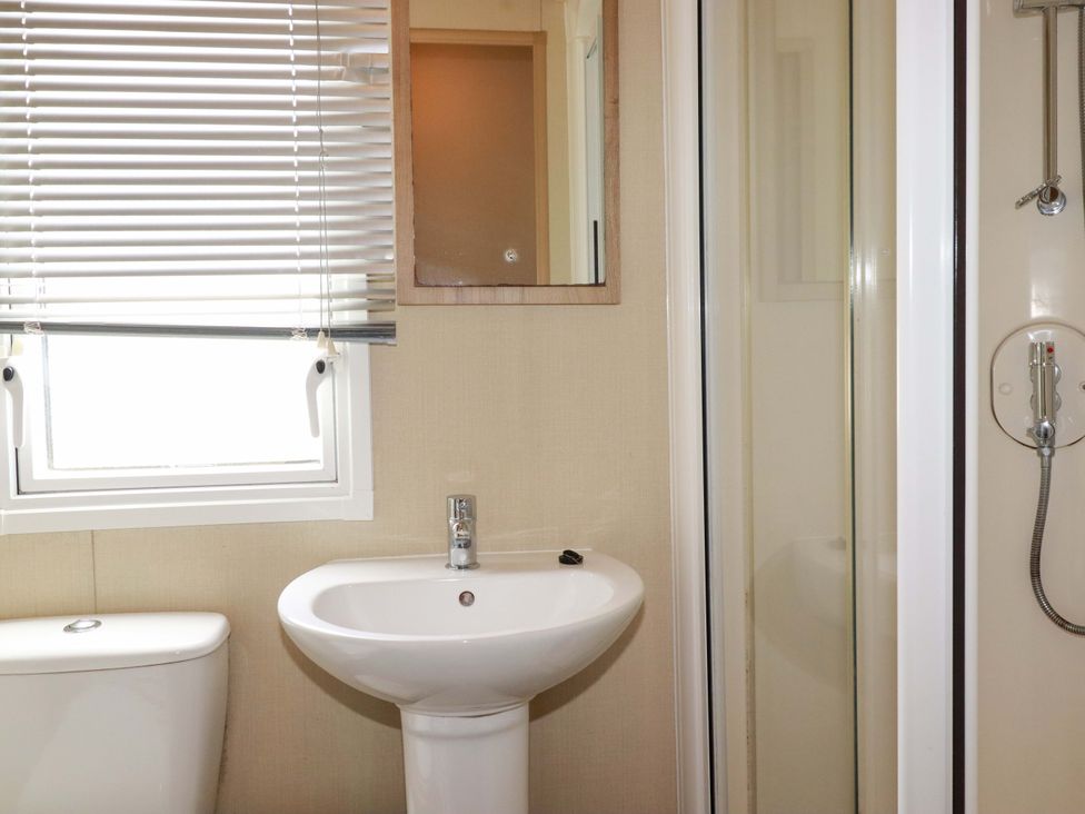 A bathroom with a sink and shower at The Oakley in Par