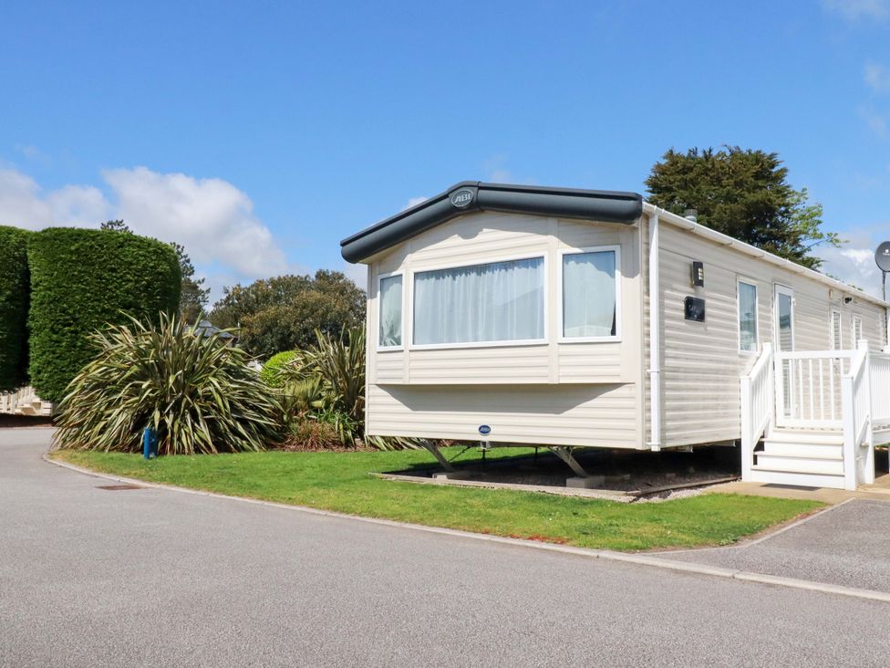 A mobile home with garden at The Oakley in Par