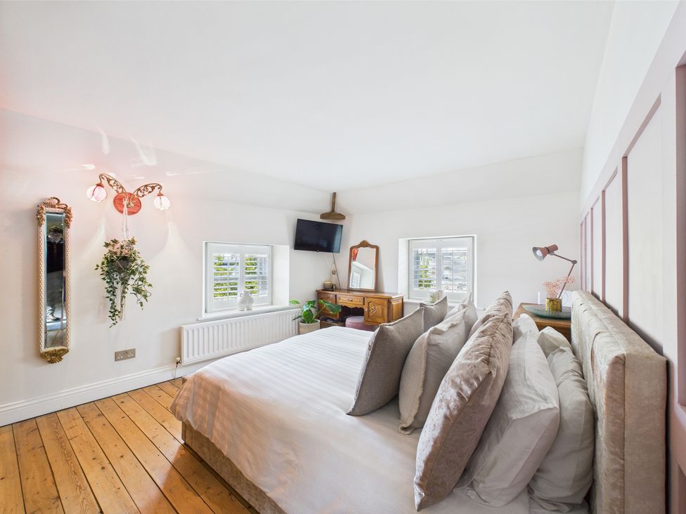A bedroom with a bed and dresser at 17C King Street in Barnard Castle