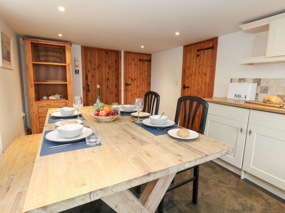 A dining area with a wooden table and chairs at Bubbs Cottage in 