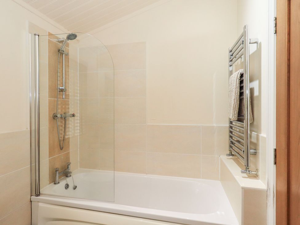 A bathroom with a bathtub and shower at Laughing Duck in Troutbeck Bridge