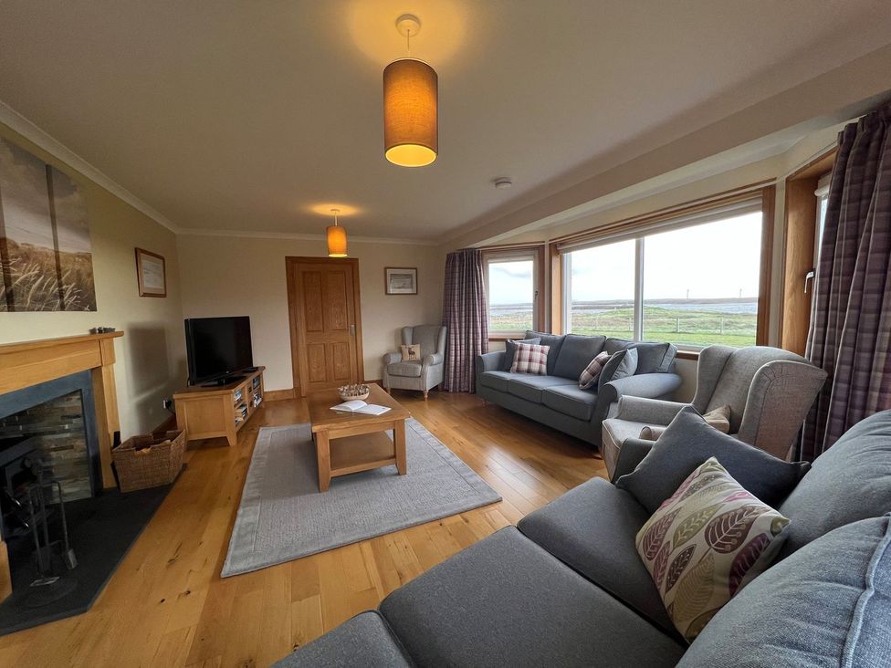 A living room with sofas and a television at Airigh nam Fiadh in Creagorry