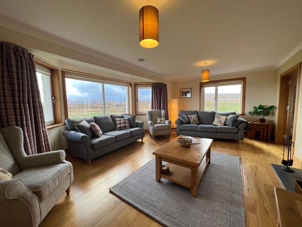 A living room with sofas and a coffee table at Airigh nam Fiadh in Creagorry