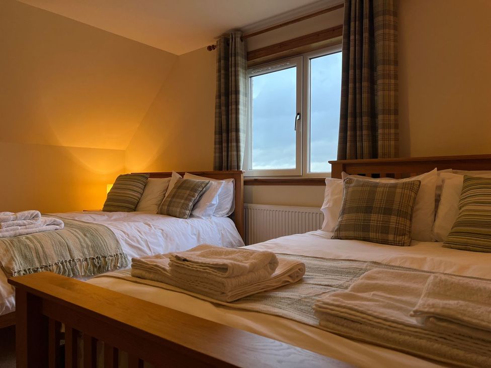 A bedroom with two beds and a window at Airigh nam Fiadh in Creagorry