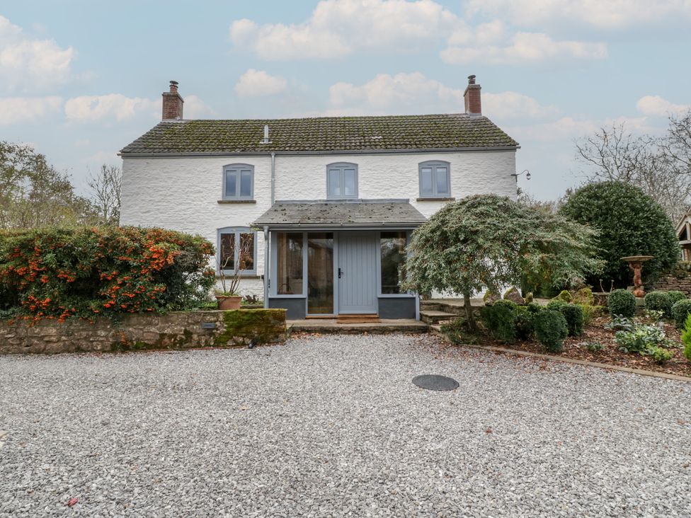 A house with a gravel driveway and front garden at 3 bed property