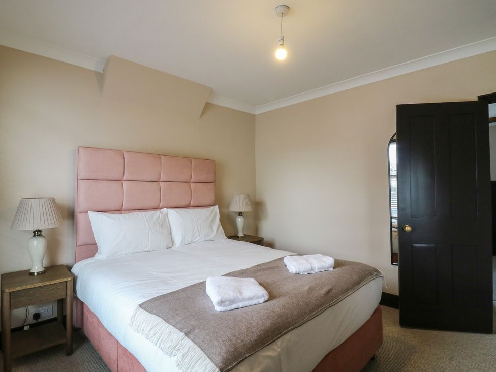 A bedroom with a bed and bedside lamps at Seibiant in Ramsgate
