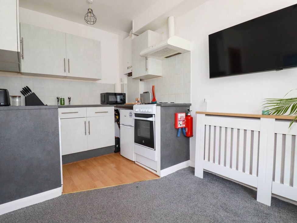 A kitchen with appliances and cabinets at Higher Tower Road 
