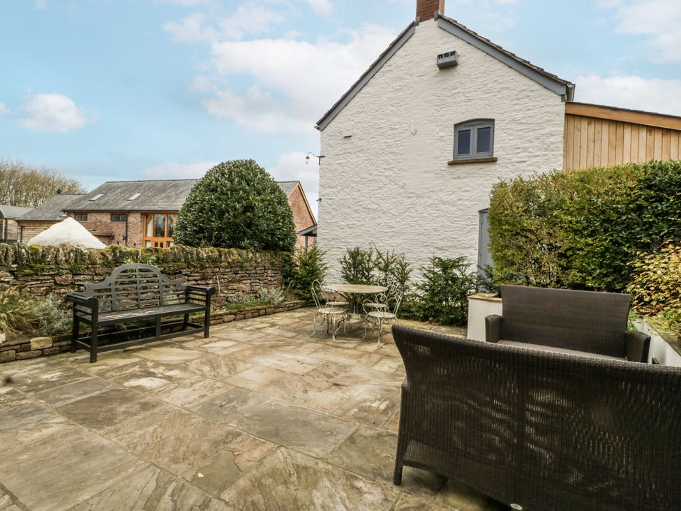 A garden with a bench and table at a 1 bed property Usk