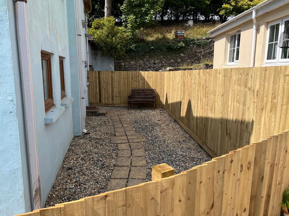 A garden with gravel and a bench at Tor Cefn near Pont-Henri