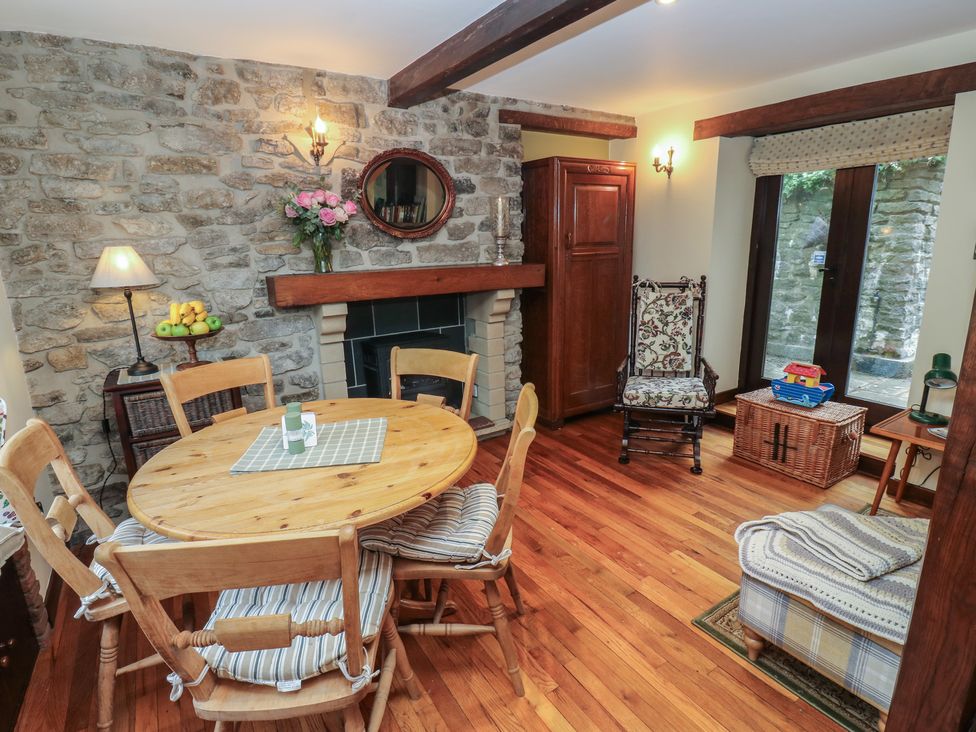 A dining room with a table and chairs at Bradshaw House in Hope Valley