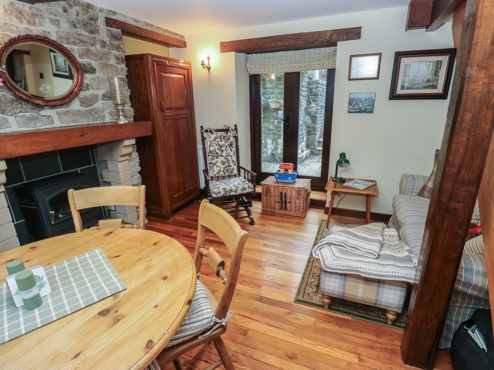 A living room with a table and chairs at Bradshaw House in Hope Valley