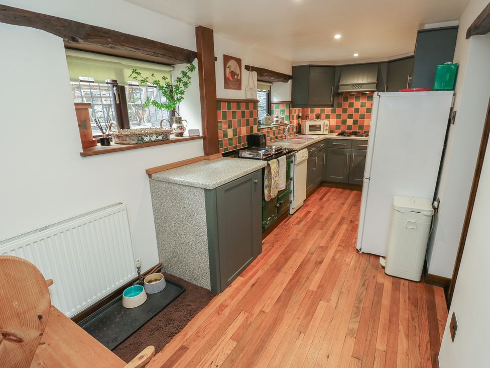 A kitchen with cabinets and appliances at Bradshaw House in Hope Valley