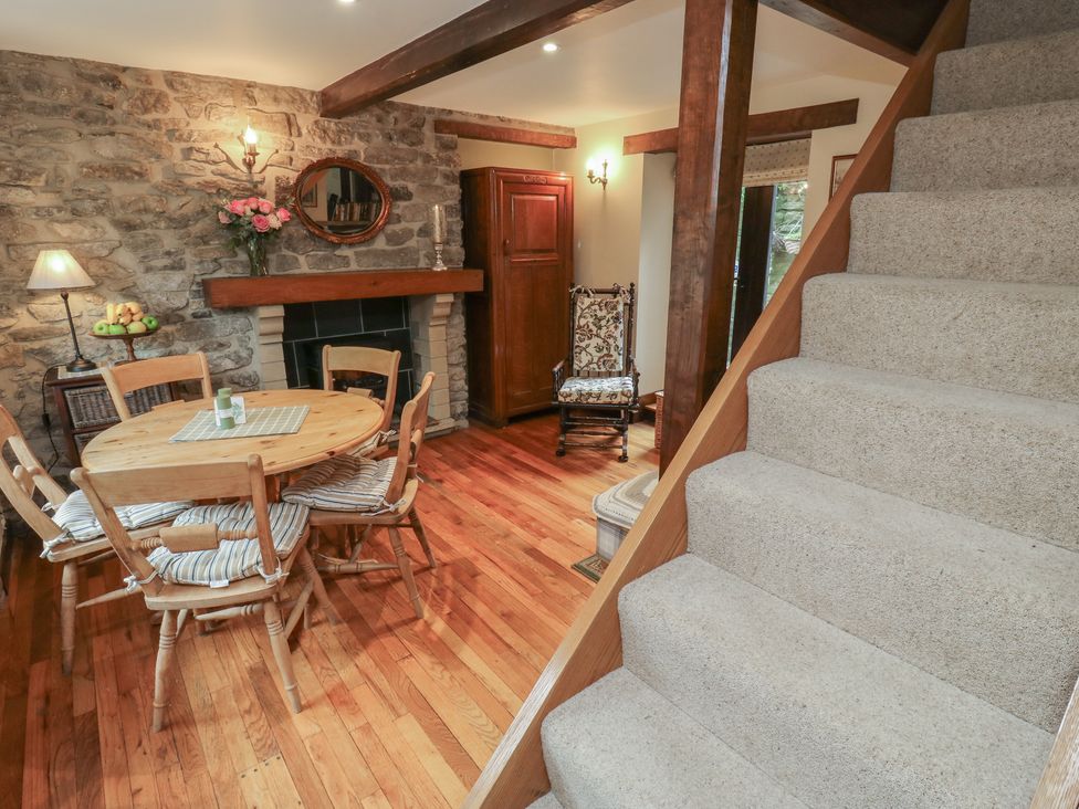 A dining room with a table and chairs at Bradshaw House Hope Valley