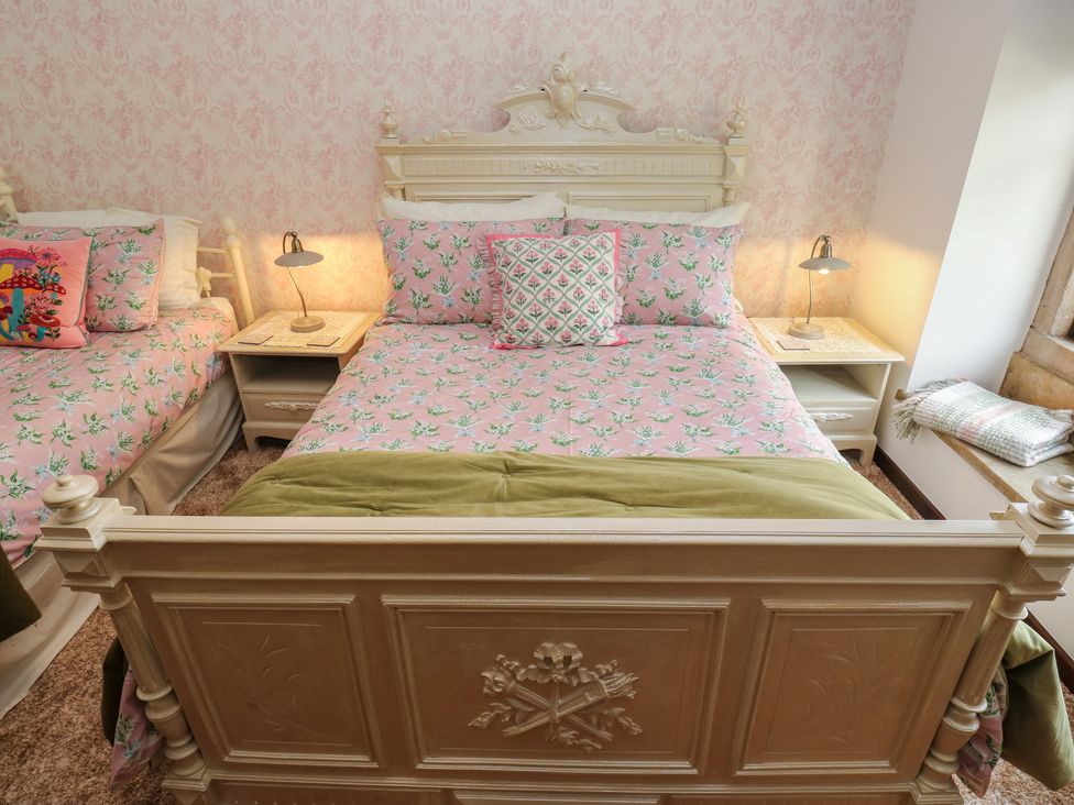 A bedroom with two beds and bedside tables at Bradshaw House in Hope Valley