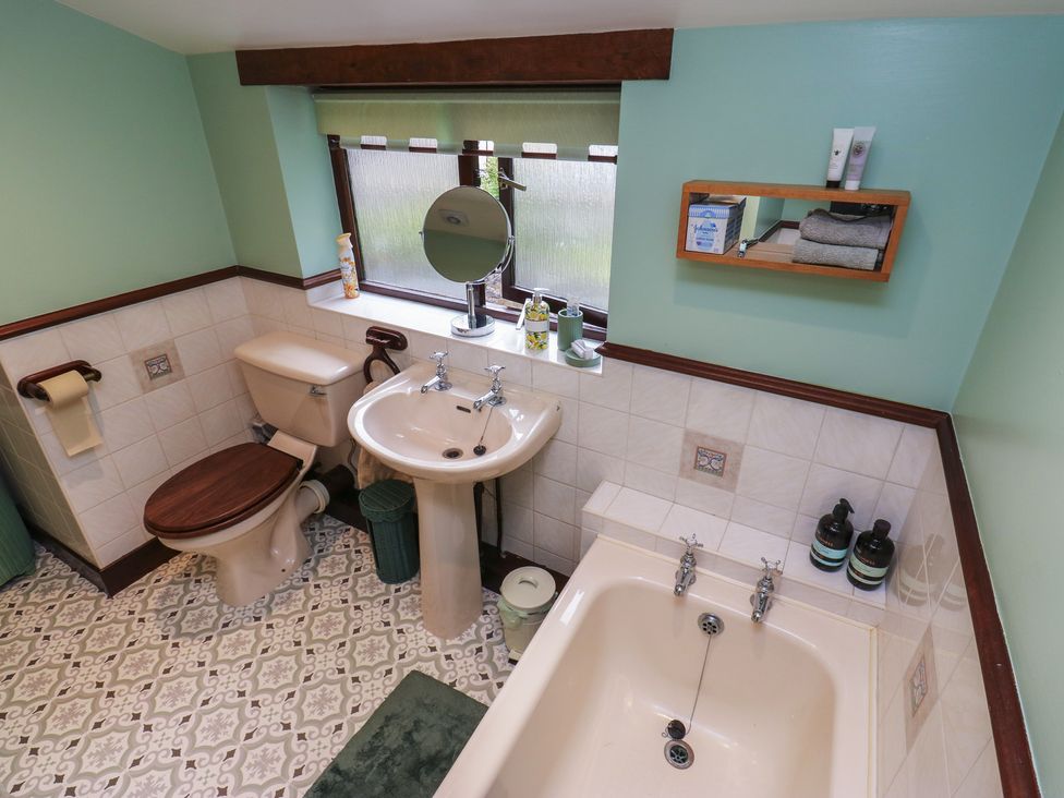 A bathroom with a sink, toilet, and bathtub at Bradshaw House in Hope Valley