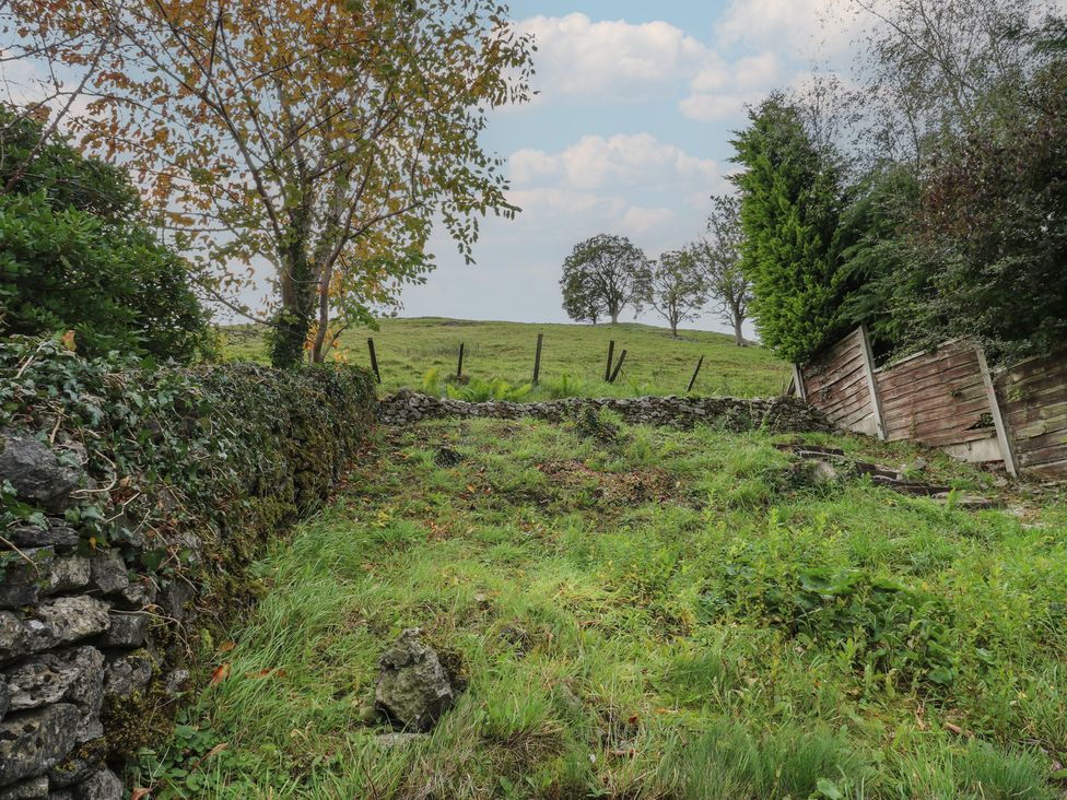 An outdoor area with grass and trees at Bradshaw House in Hope Valley