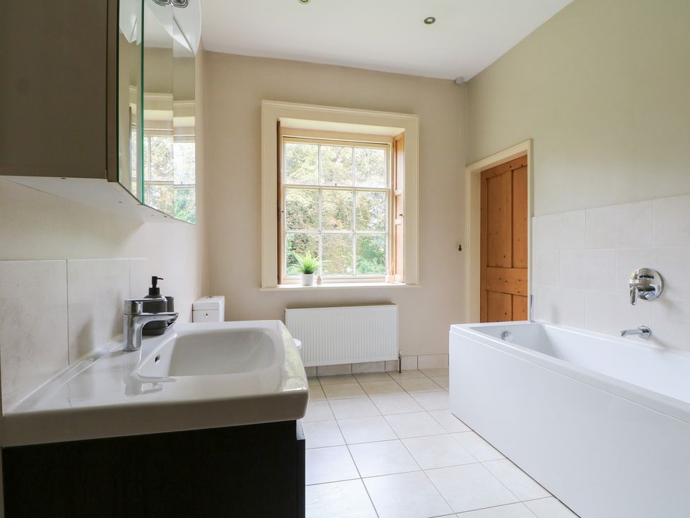 A bathroom with a sink, toilet, and bathtub at Old Vicarage
