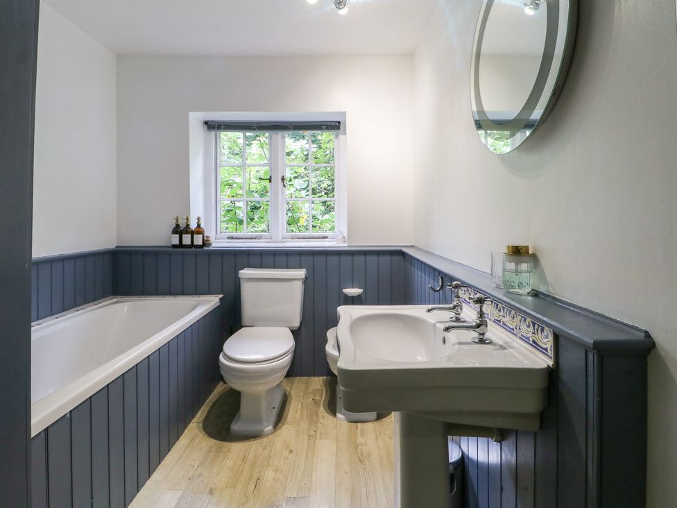 A bathroom with a bathtub, toilet, and sink at The Old Vicarage
