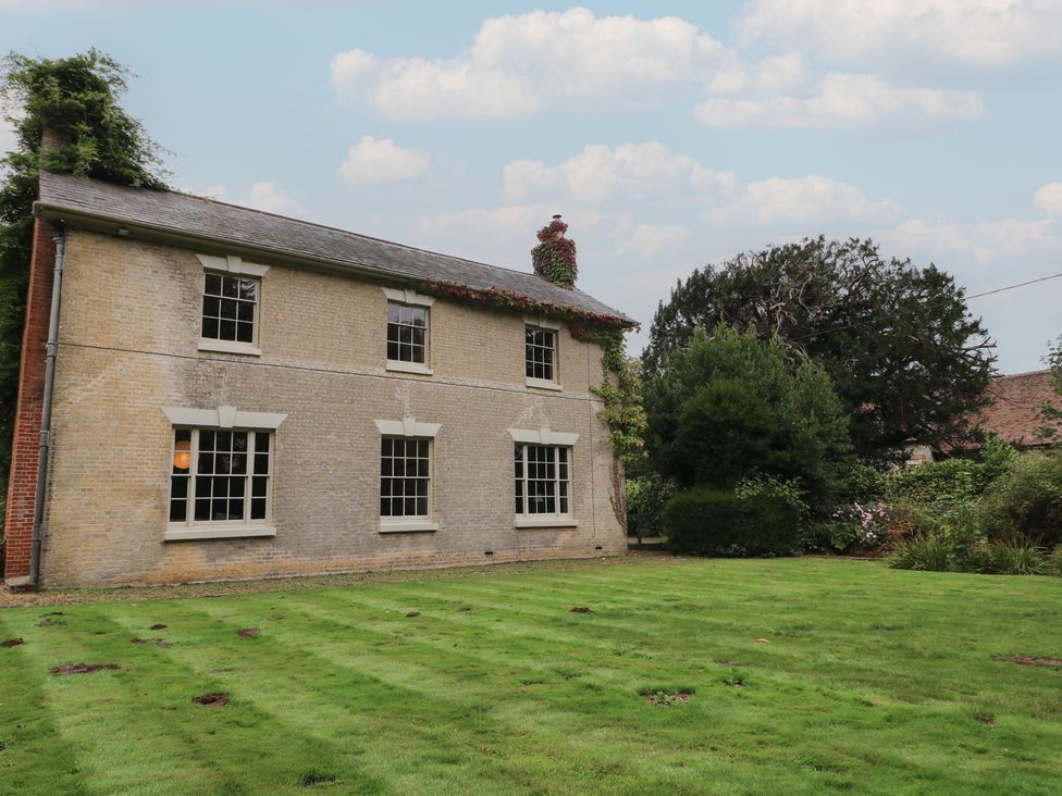 A house with a garden and trees at The Old Vicarage in 