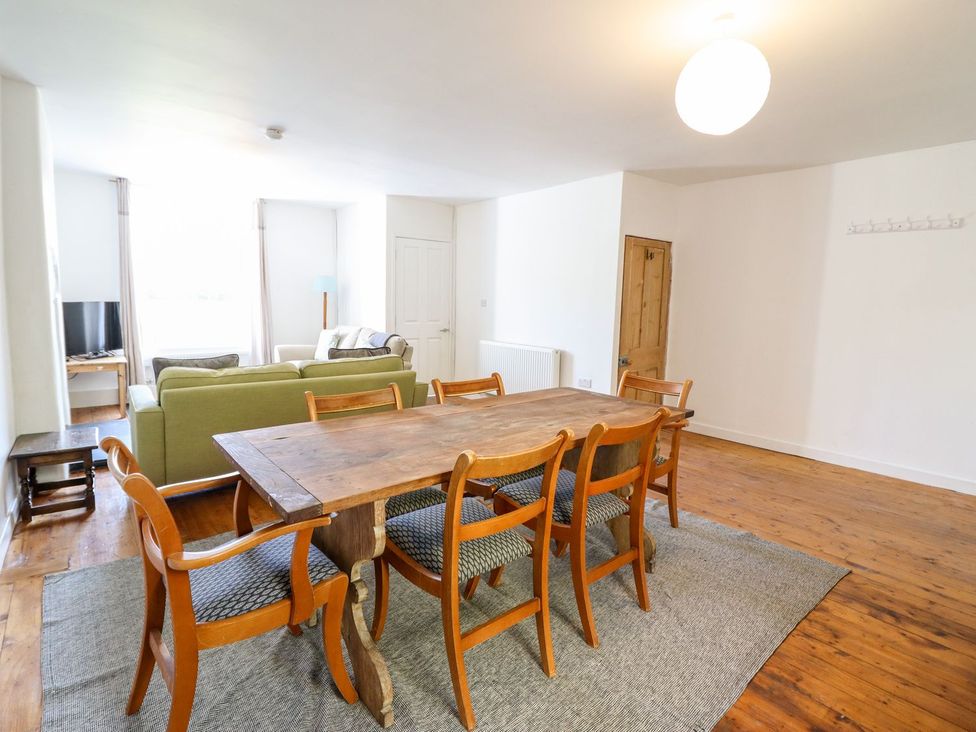 A dining room with a table and chairs at Haulfryn Dolwyddelan