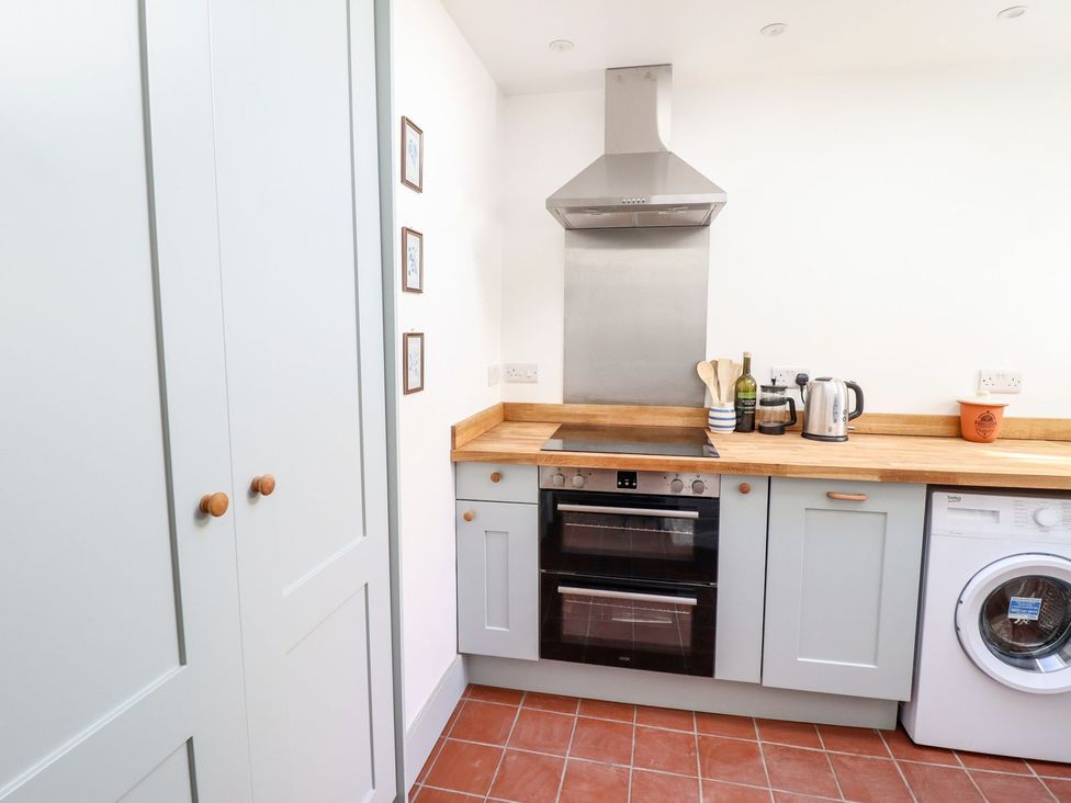 A kitchen with an oven and washing machine at Haulfryn in Dolwyddelan