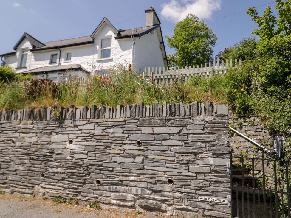 A house with a garden and stone wall at Haulfryn in Dolwyddelan