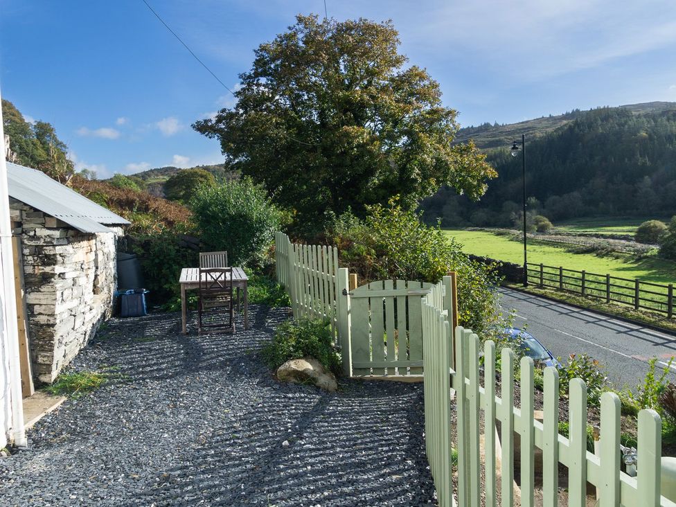 An outdoor area with a table and chairs at Haulfryn in Dolwyddelan