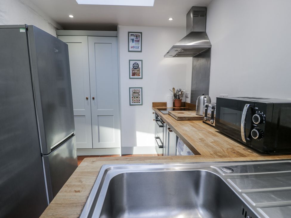 A kitchen with appliances and cabinets at Haulfryn in Dolwyddelan