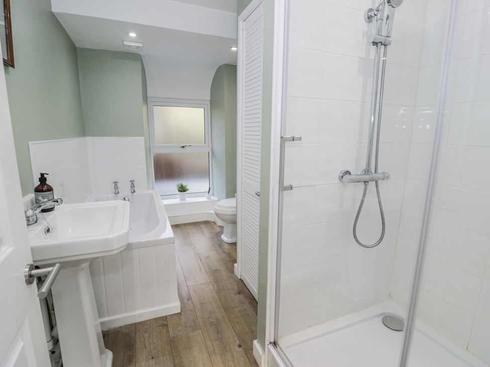 A bathroom with a bathtub, sink, and toilet at Haulfryn, Dolwyddelan
