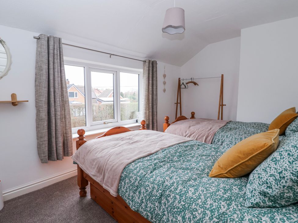 A bedroom with twin beds and a window at Forget Me Not Cottage in Roos