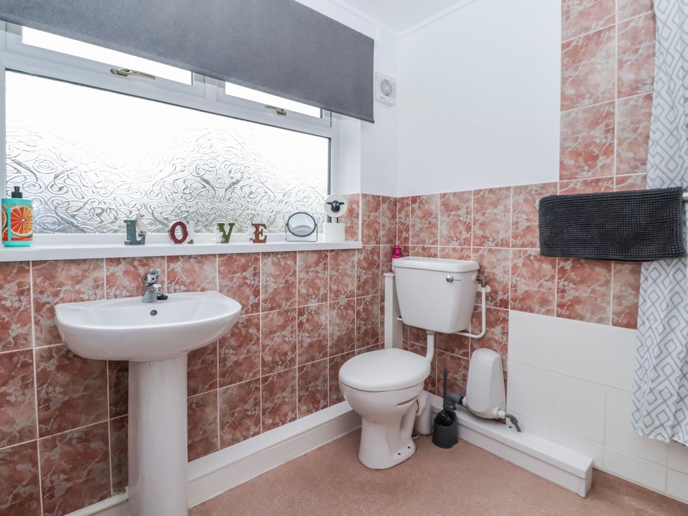 A bathroom with sink and toilet at Forget Me Not Cottage in Roos
