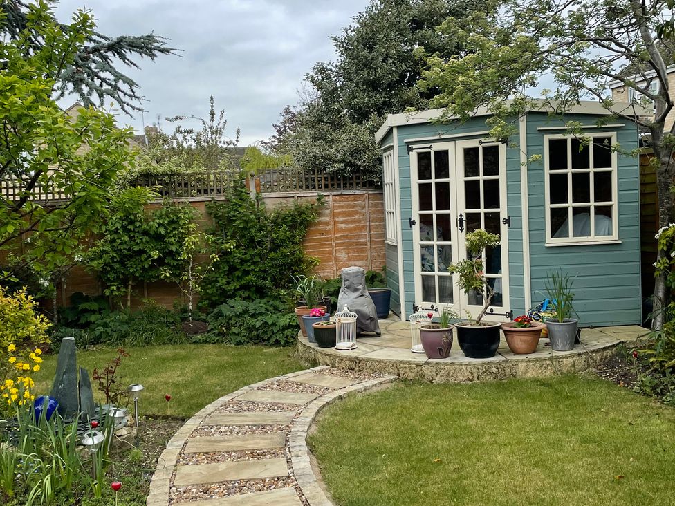 A garden with a shed and pathway at Evergreen in Broadway