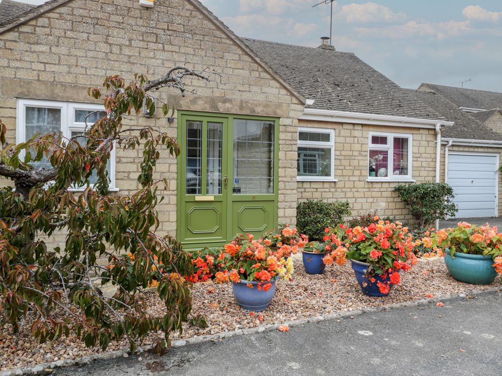 A house with a green front door and flower pots at Evergreen in Broadway