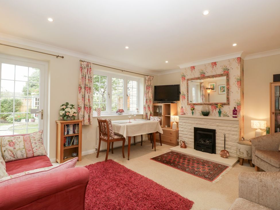 A living room with a sofa and dining table at Evergreen in Broadway