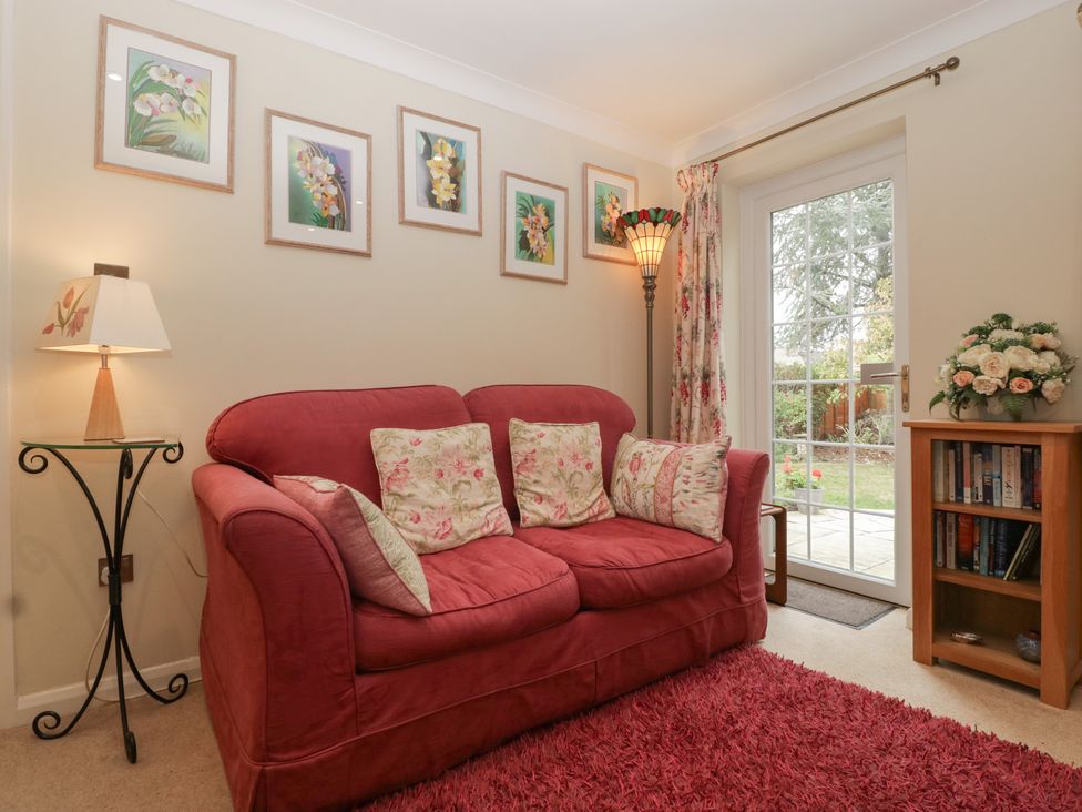 A living room with a sofa and bookshelf at Evergreen in Broadway