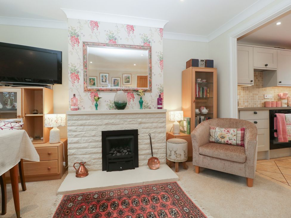 A living room with a television and fireplace at Evergreen in Broadway