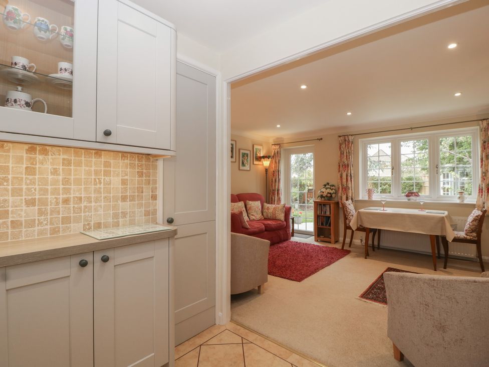 A living room with a sofa and dining table at Evergreen in Broadway