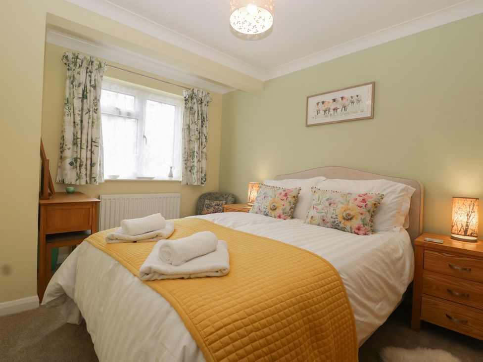 A bedroom with a bed and bedside tables at Evergreen in Broadway