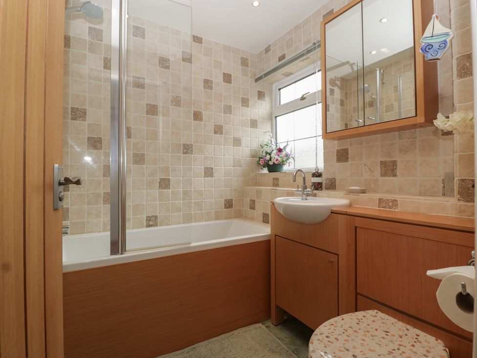A bathroom with a bathtub, shower, sink, and toilet at Evergreen in Broadway